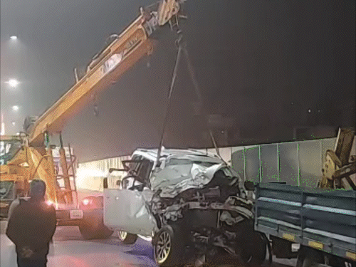 पटना के अटल पथ पर गाड़ियां टकराईं, 1 की मौत:पंक्चर पिकअप में स्कॉर्पियो ने पीछे से मारी टक्कर, परखच्चे उड़े, गाड़ी पर BJP का झंडा