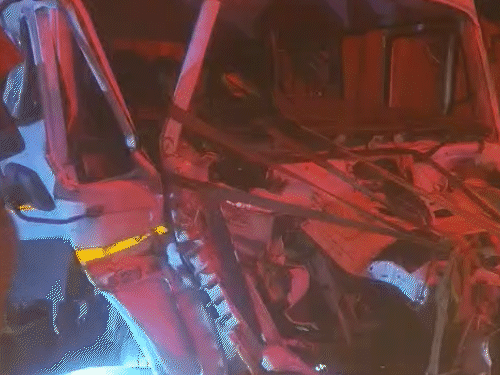 बक्सर में ट्रक-टेलर की टक्कर, चालक केबिन में फंसा:गोलंबर केनरा बैंक के पास हादसा, घायल ट्रामा सेंटर रेफर