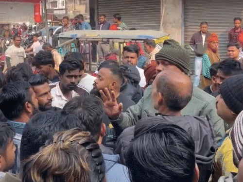 गिरिडीह में ट्रक की टक्कर से वृद्ध की मौत:हादसे के बाद फूटा लोगों का गुस्सा, लाइन मस्जिद मोड़ और पदम चौक जाम