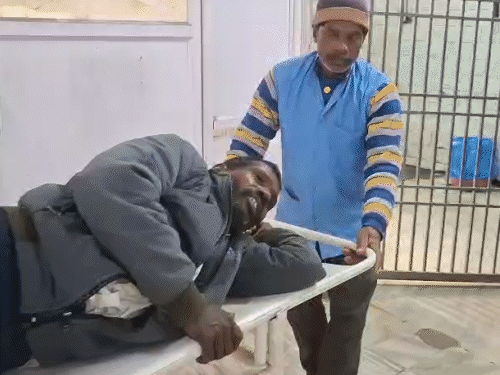 ट्रक को ओवरटेक करते समय ऑटो ने मारी टक्कर:भागलपुर में बाइक सवार पिता-बेटे जख्मी; दोनों का पैर टूटा