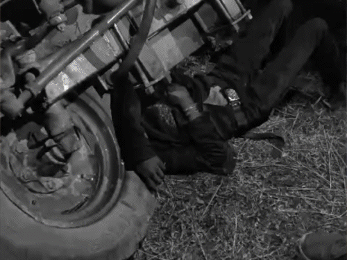 गिरिडीह में ट्रैक्टर पलटा, चालक इंजन में फंसा:तीन घंटे रेस्क्यू के बाद जेसीबी से खींच कर बचाई जान, चालक अस्पताल भेजा गया