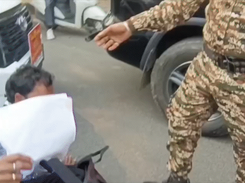 पटना में बवाल- मंत्री की गाड़ी का घेराव:कार के नीचे घुसकर लेटे लोग, बुलडोजर कार्रवाई पर भड़के; जमकर लगाए हाय हाय के नारे