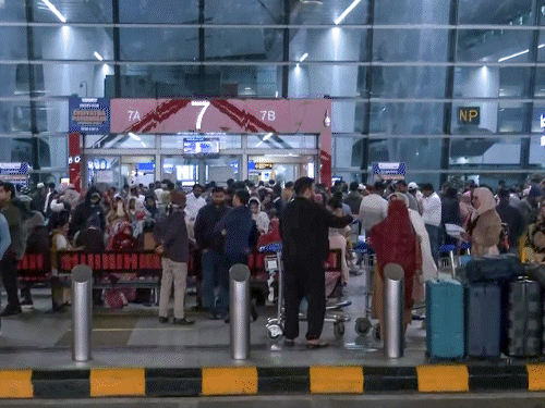 61% यात्री बोले- इंडिगो पर ₹22.2 करोड़ जुर्माना काफी नहीं:ये परेशानी के मुकाबले कुछ भी नहीं; दिसंबर में 3 लाख यात्री प्रभावित हुए थे