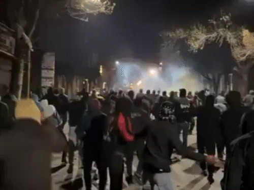 ईरान के 100 शहरों में महंगाई के खिलाफ हिंसक प्रदर्शन:पुलिसकर्मी की चाकू मारकर हत्या, राष्ट्रीय झंडा फाड़ा; इंटरनेट और फोन सर्विस बंद