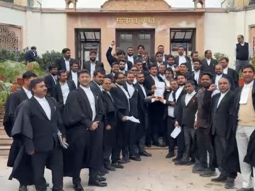 हाईकोर्ट में कल शनिवार को रहेगा वर्किंग-डे, कॉज लिस्ट जारी:वकीलों ने किया विरोध, बार ने बुलाई बैठक, कार्य बहिष्कार पर जा सकते है वकील