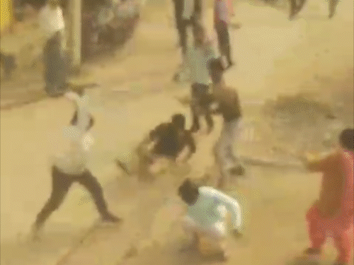 नवादा में वर्चस्व को लेकर मारपीट, 5 घायल:लाठियां चलाते दिखे लोग, पीड़ित बोले- दबंगई का विरोध करने पर घर में घुसे आरोपी