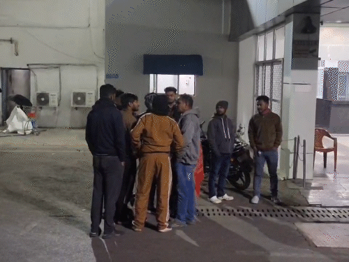 जमशेदपुर में युवक पर चापड़ से हमला:मोमोज खाते समय हुआ विवाद, एग्रिको सिग्नल के पास मची अफरा-तफरी