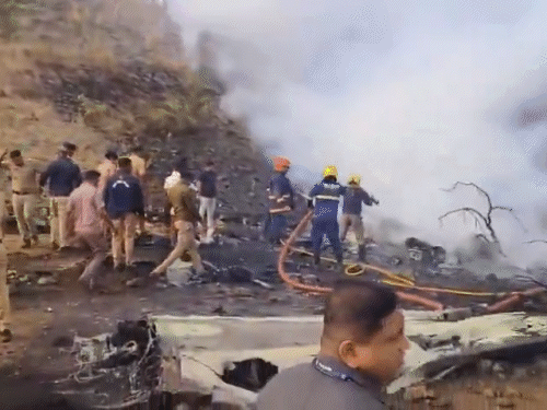 महाराष्ट्र डिप्टी CM अजित पवार का प्लेन क्रैश, PHOTOS-VIDEOS:लैंडिग के दौरान बारामती में रनवे से फिसला, विमान जलकर खाक