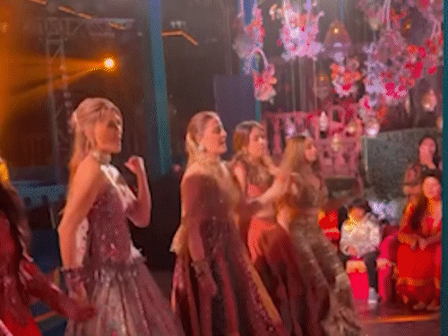 बहन नूपुर की संगीत में जमकर थिरकीं कृति सेनन:भोजपुरी गाने लॉलीपॉप लागेलू पर लगाए ठुमके, पंजाबी सॉन्ग पर भी नाचीं, VIDEO वायरल