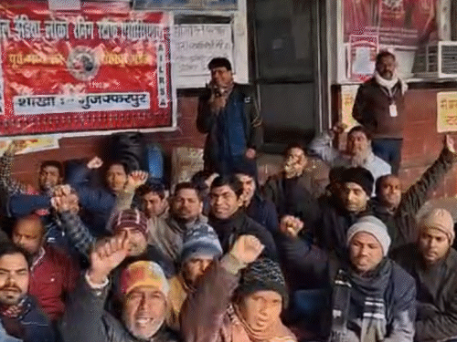 मुजफ्फरपुर में अनिश्चितकालीन धरना प्रदर्शन नौवें दिन भी जारी:जंक्शन पर रनिंग स्टाफ का विरोध, कहा- क्रू लॉबी से जुड़ी मांग पूरी हो