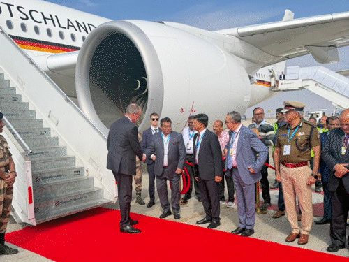 कर्नाटक में राहुल के स्वागत पर विवाद:CM-उपमुख्यमंत्री एयरपोर्ट पहुंचे; जर्मन चांसलर के वेलकम में मंत्री गए, BJP बोली- हाईकमान को खुश करना उनकी प्राथमिकता