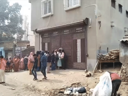 सामान लेने पहुंची छात्राओं का शंभू हॉस्टल के बाहर हंगामा:पटना में बोली- 2 फरवरी से एग्जाम, किताब लेने नहीं दे रहे; हम थाने क्यों जाए