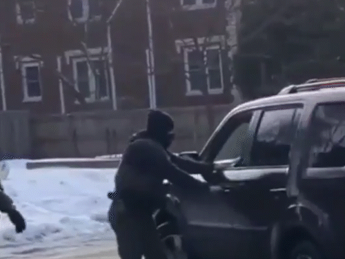 अमेरिकी अधिकारी ने कार सवार महिला को गोली मारी, मौत:वीडियो वायरल, ट्रम्प बोले- यह डरावना, लेकिन अधिकारी का बचाव किया; इलाके में प्रदर्शन शुरू