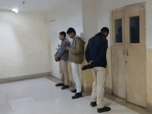 TMC आईटी सेल इंचार्ज के घर-ऑफिस पर रेड:ममता कार्रवाई के बीच फाइल लेकर निकलीं, बोलीं-प्रधानमंत्री जी अपने होम मिनिस्टर को कंट्रोल कीजिए; आज मार्च निकालेंगी