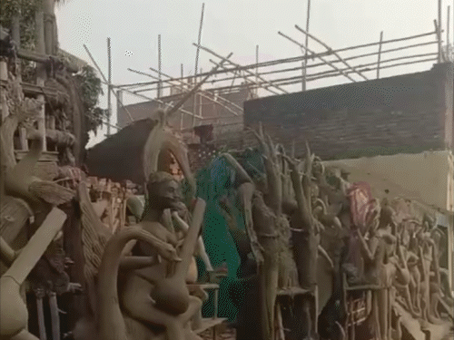 भागलपुर में सरस्वती पूजा की तैयारियों पर मौसम की मार:ठंड के चलते मूर्ति सूखने में लग रहा समय, रंग-रोगन और सजावट का काम प्रभावित