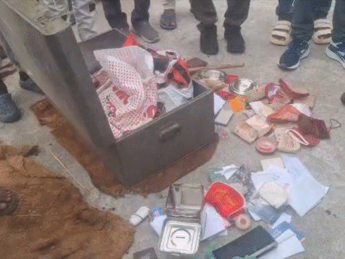 गिरिडीह में 5 लाख रुपए नकद-जेवरात ले उड़े चोर:परिजनों को कमरे में किया बंद, दूसरे रूम का ताला तोड़ की चोरी; छत पर मिला खाली बक्सा