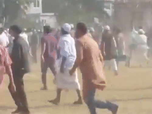 बांग्लादेश में BNP और जमात कार्यकर्ताओं के बीच हिंसक झड़प:आगे की कुर्सियों पर बैठने के लिए लड़े, 1 की मौत, 65 घायल