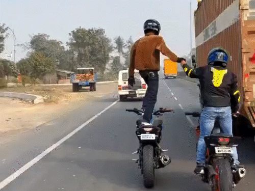 मोतिहारी में हाईवे पर बाइक स्टंट का VIDEO:पुलिस की गाड़ी को ओवरटेक किया, सीट पर खड़े होकर हरियाणवी गाने पर स्टंट, 2 गिरफ्तार