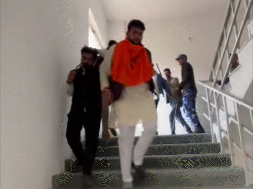 TMBU में सीनेट की बैठक में हंगामा:ABVP कार्यकर्ताओं को पुलिस ने खदेड़ा, कुलपति से मिलने पहुंचे 2 छात्र नेता बेहोश