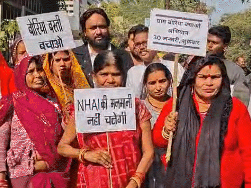 जबलपुर–दमोह फोरलेन के विरोध में सड़कों पर उतरे ग्रामीण:बोरिया बस्ती के लोगों ने NHAI कार्यालय का किया घेराव-प्रदर्शन, करणी सेना ने दिया 15 दिन का अल्टीमेटम