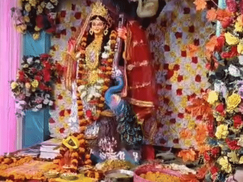 पूर्णिया में धूमधाम से मनाई जा रही सरस्वती पूजा:शिक्षण संस्थानों से पूजा पंडालों तक भक्ति में डूबे लोग, देवी की आराधना के साथ कल्चरल प्रोग्राम भी हुए
