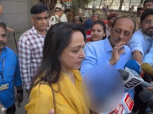 BMC चुनाव के दौरान हेमा मालिनी पर भड़का शख्स:देर तक लाइन में खड़े होने से था परेशान, एक्ट्रेस शांत होने की रिक्वेस्ट करती दिखीं