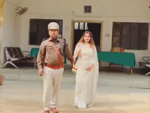 गणतंत्र दिवस पर थाना प्रभारी का रील वायरल:थाना परिसर में वर्दी पहनकर पत्नी संग किया डांस, विभागीय जांच के आदेश