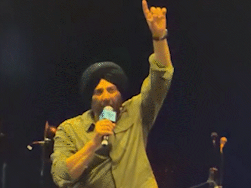 बॉर्डर 2 टीम ने नौसेना को ट्रिब्यूट दिया:करवार नेवल बेस पर हुआ खास कार्यक्रम; सनी देओल, वरुण धवन जैसे सितारों मौजूद रहे