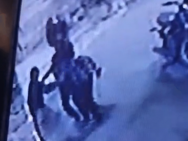 ग्वालियर में पड़ोसी ने महिला और बेटे से की मारपीट:कुत्ते को पीटने का वीडियो बनाने पर विवाद; वीडियो आया सामने