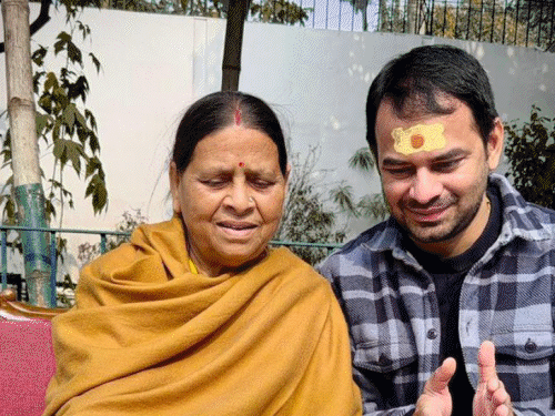 तेजप्रताप 7 महीने के बाद राबड़ी आवास पहुंचे, VIDEO:अनुष्का के साथ फोटो सामने आने पर लालू ने पार्टी-परिवार से अलग किया था