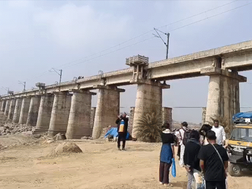 लोहरदगा-रांची-टोरी रेलखंड के रेलवे पुल में दरार:सासाराम एक्सप्रेस 8 जनवरी तक रद्द, नगजुआ स्टेशन तक ही जाएगी मेमू ट्रेन