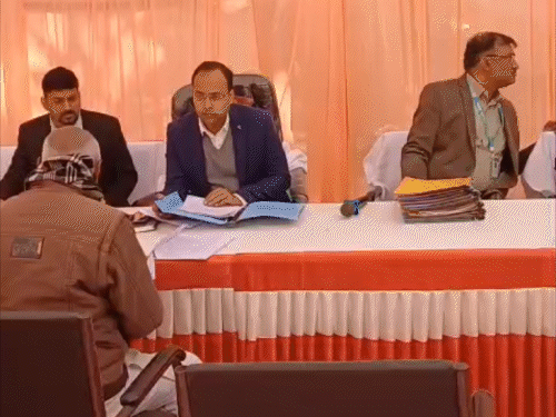 डीएम ने लापरवाह अफसरों को लगाई फटकार:गयाजी में 180 टीचर की सुनीं परेशानी; 4 साल से रुपए नहीं मिलने पर मांगी रिपोर्ट; क्लर्क सस्पेंड