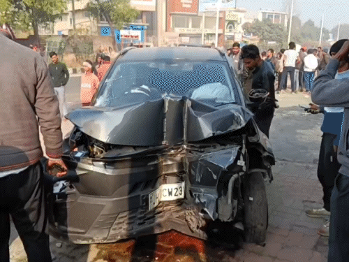 तेज रफ्तार कार ने महिला व युवक को कुचला:धनबाद में पोल से टकराकर क्षतिग्रस्त हुई गाड़ी; चालक हुआ फरार