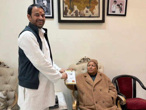 दही-चूड़ा भोज से पहले राबड़ी आवास पहुंचे तेजप्रताप:पूरे परिवार को दिया न्योता, तेजस्वी को लगाया गले; भतीजी को गोद में लेकर खिलाया