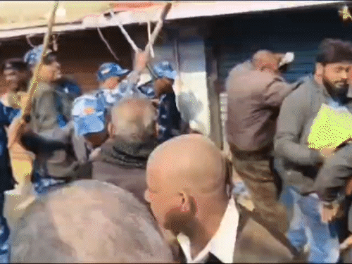 दरभंगा में दुकानदारों पर लाठीचार्ज:हाईकोर्ट के आदेश पर दुकानें तोड़ने पहुंचा था प्रशासन, पत्रकारों को वीडियो बनाने से रोका