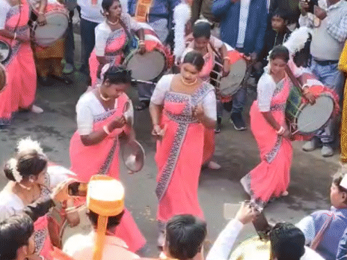 मां चंचला महोत्सव, 40 हजार से अधिक श्रद्धालु हुए शामिल:जामताड़ा में 21 हजार कन्याओं ने निकाली कलश यात्रा, फूलों की वर्षा की गई