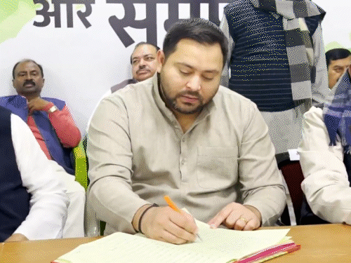 लालू यादव क्यों RJD अध्यक्ष पद छोड़ रहे:हार की थकान, तेजस्वी को पूरी कमान, पार्टी में बदलाव, 5 पॉइंट में समझिए वजह