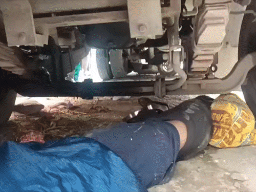 जमशेदपुर में बस ने ली किशोरी की जान:रेलवे फाटक पर लुढ़कती बस ने स्कूटी को रौंदा, 16 वर्षीय किशोरी की मौत, बच्चा गंभीर