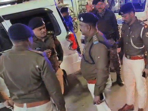 भागलपुर में सिटी एसपी के नेतृत्व में फ्लैग मार्च:सरस्वती पूजा-गणतंत्र दिवस के लिए पुलिस अलर्ट, SP बोले-तय रूट से ही होगा मूर्ति विसर्जन