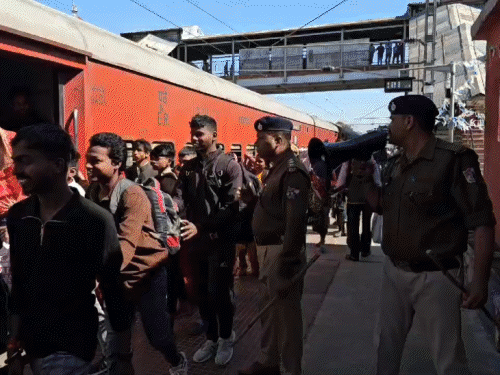 होली पर घर लौटने की भीड़, ट्रेन में सीटें फुल:झारखंड-बिहार आने वाली ट्रेनों में सीट का टोटा; बुकिंग खुलते ही सीटें खत्म, बढ़ रही वेटिंग