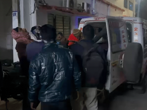 गिरिडीह में डिवाइडर से टकराई बाइक; 2 गंभीर:चारपहिया ने दिया चकमा, बिगड़ा संतुलन, एक बाइक पर सवार तीन लोग गिरे