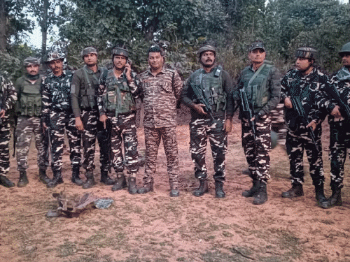 लातेहार में 5 किलो का सिलेंडर बम बरामद:सर्च ऑपरेशन के दौरान मिला, सुरक्षाकर्मियों की बची जान, डिफ्यूज किया गया