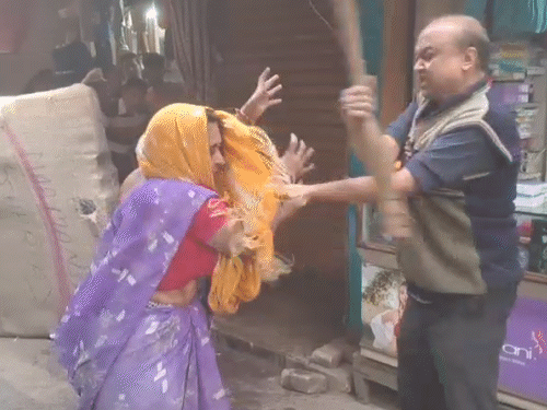 धनबाद के झरिया में महिला सफाईकर्मी से मारपीट:दुकानदार पर बदसलूकी और पिटाई का आरोप, महिला ने थाना में की शिकायत