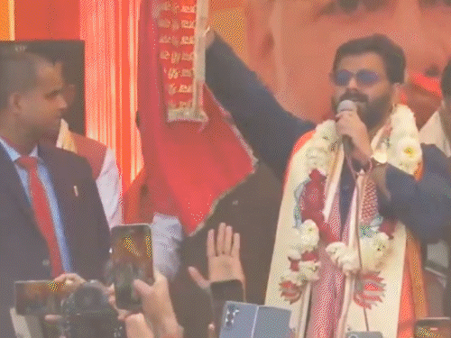 पवन सिंह ने गमछा लहराया, दही-चूड़ा भोज की 15 तस्वीरें:तेजप्रताप के आवास पहुंची मिस इंडिया; लालू की जगह स्टेज पर तेजप्रताप ने लगाई दादी की फोटो