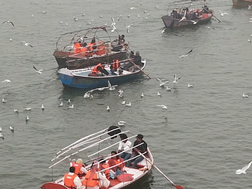 संगम नगरी में इतराती 6 हजार नावों का ड्रोन VIDEO:रंग-बिरंगे झंडे लगाए; पिंटू महरा जैसी कमाई के लिए बाहर से भी आए नाविक