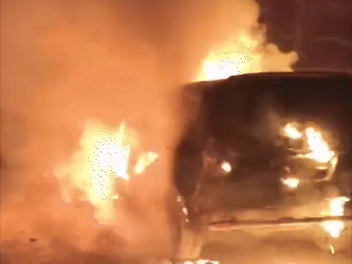 औरंगाबाद में इनोवा कार में आग लगाने का आरोप:युवक बोला- मुखिया ने जान से मारने की धमकी दी, वीडियो वायरल; FIR दर्ज