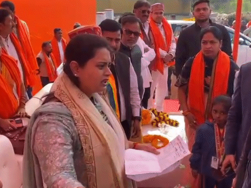 बिहार सरकार की महिला मंत्री का धंसा मंच, VIDEO:पटना- बाढ़ पहुंची श्रेयसी सिंह लड़खड़ाईं, खिलाड़ियों को सम्मानित करते वक्त हादसा;बांस टूटा