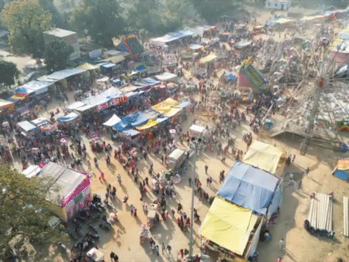 पारसनाथ में मकर संक्रांति पर उमड़ा आस्था का सैलाब:सैकड़ों श्रद्धालुओं ने की पर्वत यात्रा, मधुबन से चोटी तक लगी लोगों की कतार