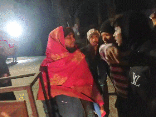 पाकुड़ में अवैध गिट्टी ले जाते ट्रैक्टर रोका:चेक पोस्ट के बगल से चल रहा खेल, रात में निकल रहे सैकड़ों वाहन