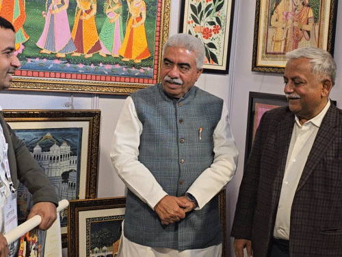 लखनऊ में रामलला की ₹50 हजार की पेंटिंग:योगी के मंत्री बोले- इसे नहीं खरीद पाऊंगा; UPITEX में 300 स्टॉल, यूनीक ताले बिक रहे